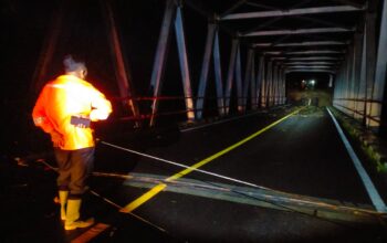 DITINJAU : Petugas BPBD Kabupaten Sukabumi, saat asessment di lokasi bencana Jembatan Bojong Kopo Sungai Cidadap, Kecamatan Simpenan pada Jumat (07/03).(FOTO : UNTUK RADAR SUKABUMI)