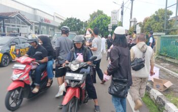PEMBAGIAN TAKJIL: Lapdek Community Sukabumi (LCS), saat menggelar pembagian takjil di depan Masjid Jami At-Tholibin, Jalan Arif Rahman Hakim, Kelurahan Benteng, Kecamatan Warudoyong, Jumat (7/3). (FT: BAMBANG/RADARSUKABUMI)