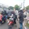 PEMBAGIAN TAKJIL: Lapdek Community Sukabumi (LCS), saat menggelar pembagian takjil di depan Masjid Jami At-Tholibin, Jalan Arif Rahman Hakim, Kelurahan Benteng, Kecamatan Warudoyong, Jumat (7/3). (FT: BAMBANG/RADARSUKABUMI)