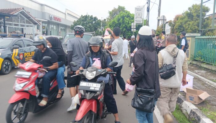 LCS dan Polsek Warudoyong Tebar 500 Takjil