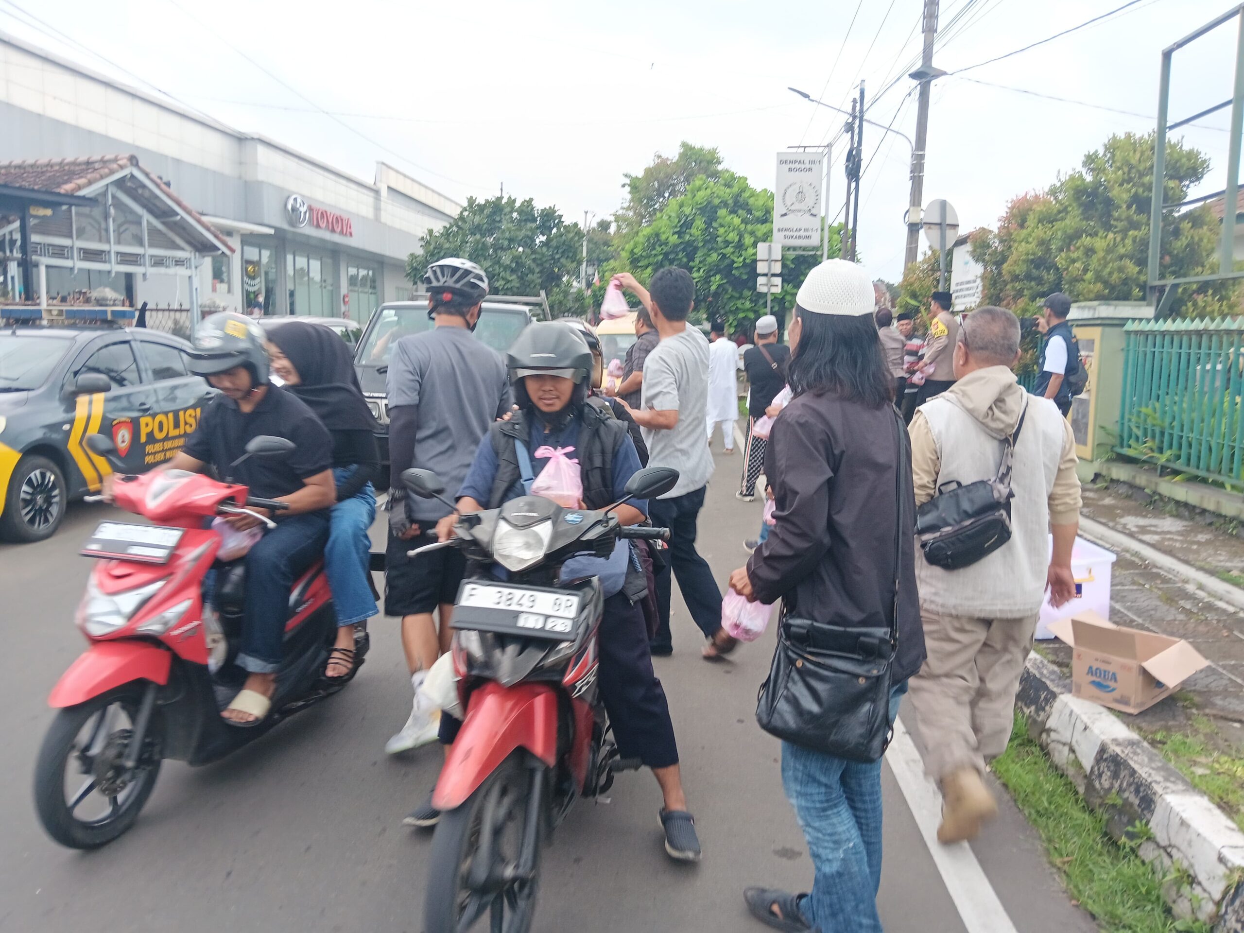 PEMBAGIAN TAKJIL: Lapdek Community Sukabumi (LCS), saat menggelar pembagian takjil di depan Masjid Jami At-Tholibin, Jalan Arif Rahman Hakim, Kelurahan Benteng, Kecamatan Warudoyong, Jumat (7/3). (FT: BAMBANG/RADARSUKABUMI)