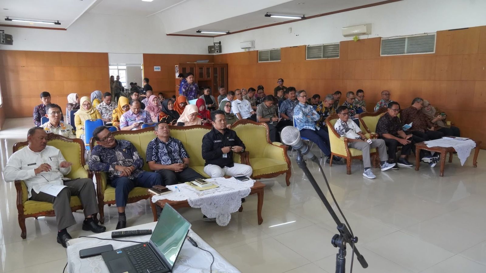 ARAHAN : Sekda Kabupaten Sukabumi, Ade Suryaman saat memimpin rapat pembahasan tindaklanjut efisiensi APBD Kabupaten Sukabumi tahun 2025 di Gedung Pendopo Sukabumi.(FOTO : UNTUK RADAR SUKABUMI)