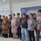 Kepala Diarpus Kabupaten Sukabumi, Hj, Aisah saat foto bersama angota Forum TBM Kabupaten Sukabumi periode 2025-2030.
