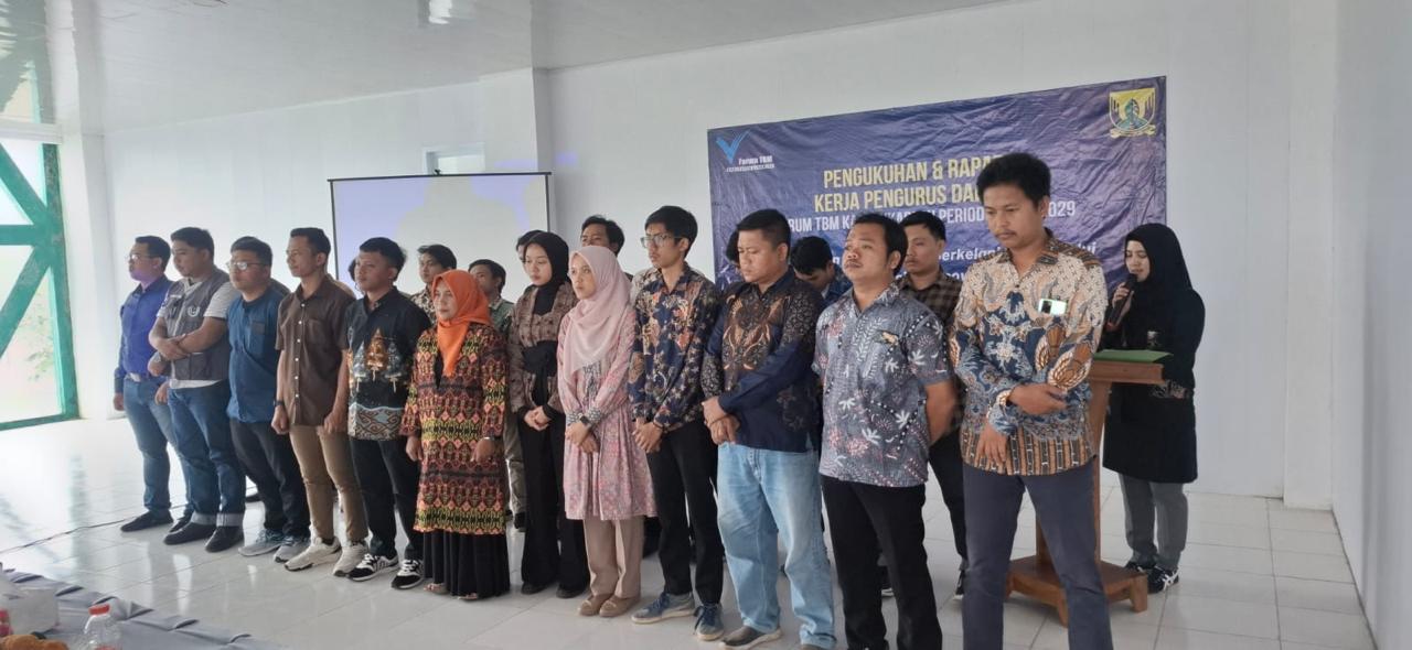 Kepala Diarpus Kabupaten Sukabumi, Hj, Aisah saat foto bersama angota Forum TBM Kabupaten Sukabumi periode 2025-2030.