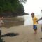 Personel kepolisian saat melakukan pengecekan terhadap mayat pria di sekitar pantai Kebon Kalapa, Desa/ Kecamatan Cisolok, kabupaten Sukabumi. Senin (10/3/2025).(FOTO : NANDI/ RADARSUKABUMI)
