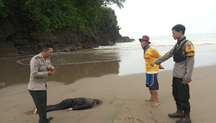 Ciri-ciri  Mayat Pria Ditemukan Tergeletak di Pinggir Pantai Kebon Kalapa Cisolok
