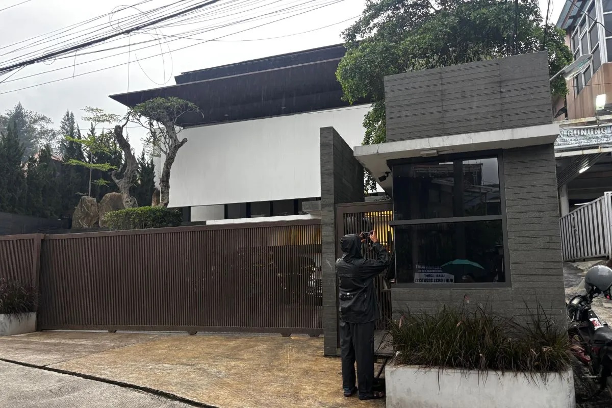 Rumah Mantan Gubernur Jawa Barat Ridwan Kamil terlihat sepi usai beredarnya kabar penggeledahan yang dilakukan oleh Komisi Pemberantasan Korupsi (KPK) pada Senin (10/3) terkait dugaan korupsi di Bank BJB.