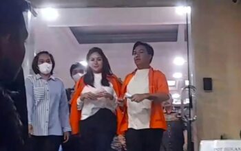 Artis Nikita Mirzani bersama asistennya resmi ditahan usai diperiksa oleh Ditressiber Polda Metro Jaya, Selasa (4/3/2025). (Ilham Kausar)