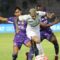 Pesepak bola Persik Kediri Yusuf Meilana Fuad (kiri) dan Ousmane Fane (kanan) berebut bola dengan pesepak bola Persib Bandung Ciro Henrique Alves Ferreira (kanan) dalam pertandingan Liga 1 di Stadion Brawijaya, Kota Kediri, Jawa Timur, Senin (28/10/2024)