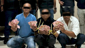 Potret Tiga Pria Peras Aparat Desa, Ngakunya Sih Wartawan