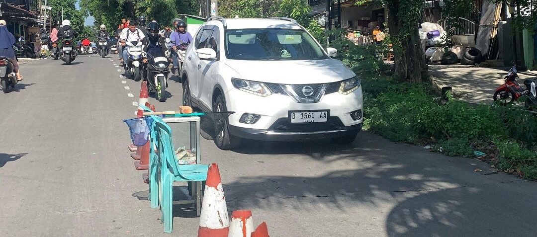 Pemerintah kabupaten dan kota di Jawa Barat minta turut mensosialisasikan isi dari Surat Edaran Nomor 37/HUB.02/KESRA tentang Penertiban Jalan Umum