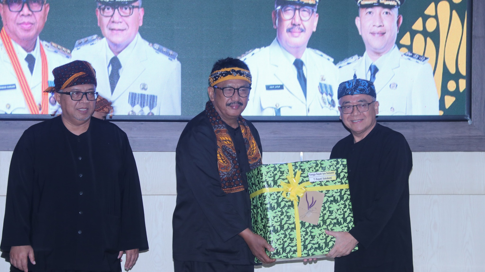 Pemerintah Kabupaten Sukabumi menggelar acara Pagelaran Budaya Rakyat 2025 dalam rangka pisah sambut Bupati dan Wakil Bupati Sukabumi di Alun-Alun Palabuhanratu , Kamis (17/4/2025).