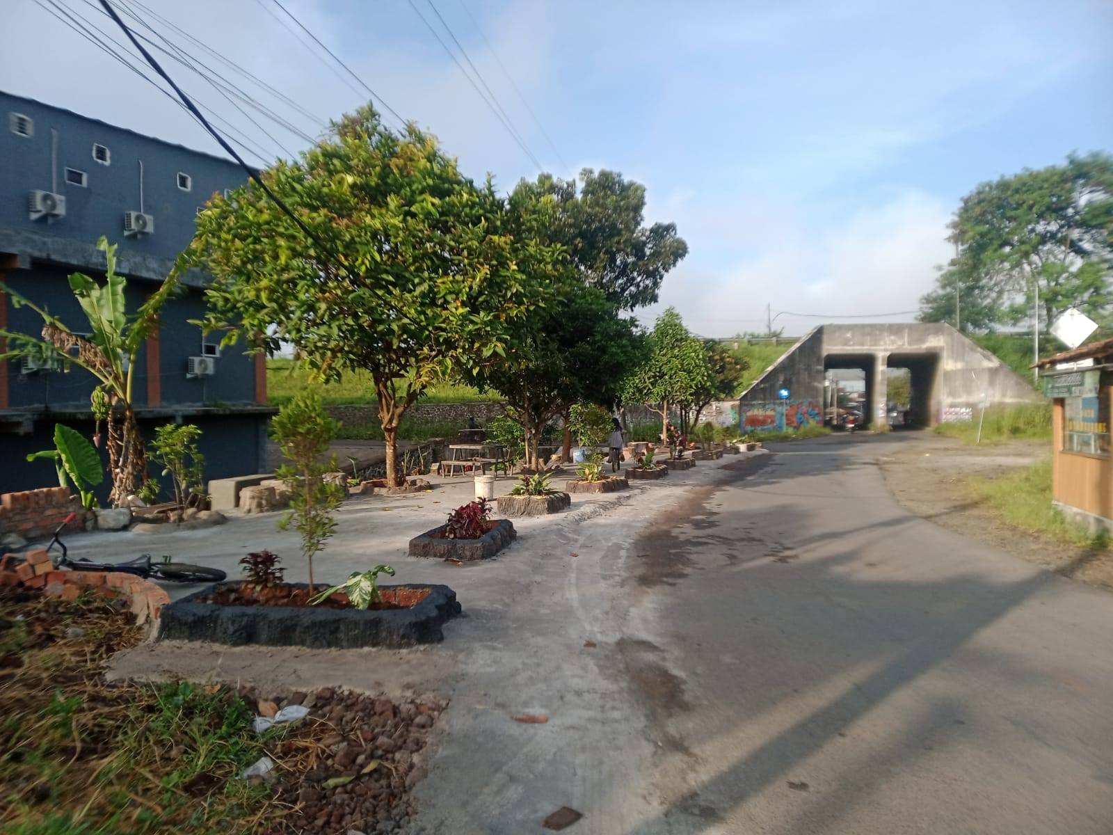Pemerintah Desa Cibatu, Kecamatan Cisaat, Kabupaten Sukabumi , bersama warga sekitar bergotong royong mengubah area pembuangan sampah liar menjadi taman lingkungan