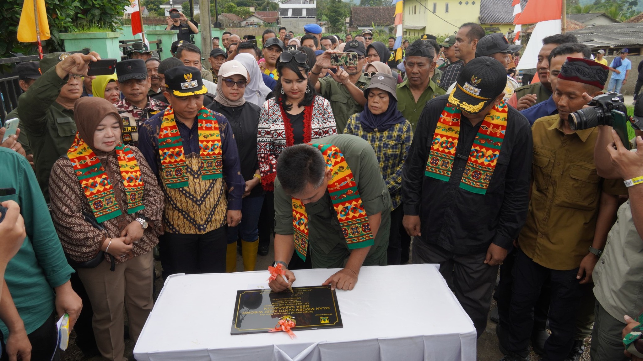 Anggota DPRD Provinsi Jawa Barat, Lina Ruslinawati , menghadiri acara peresmian Jalan Mayjen Kunto Arief Wibowo di Desa Sasagaran