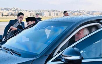 Presiden RI Prabowo Subianto dan Raja Yordania Abdullah II menaiki mobil hitam di Bandara Militer di Amman, Yordania pada Minggu, 14 April 2025/Sekretariat Presiden RI