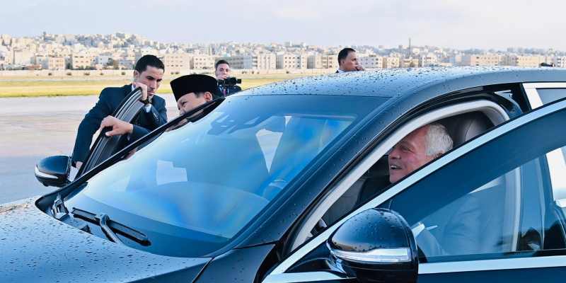 Presiden RI Prabowo Subianto dan Raja Yordania Abdullah II menaiki mobil hitam di Bandara Militer di Amman, Yordania pada Minggu, 14 April 2025/Sekretariat Presiden RI