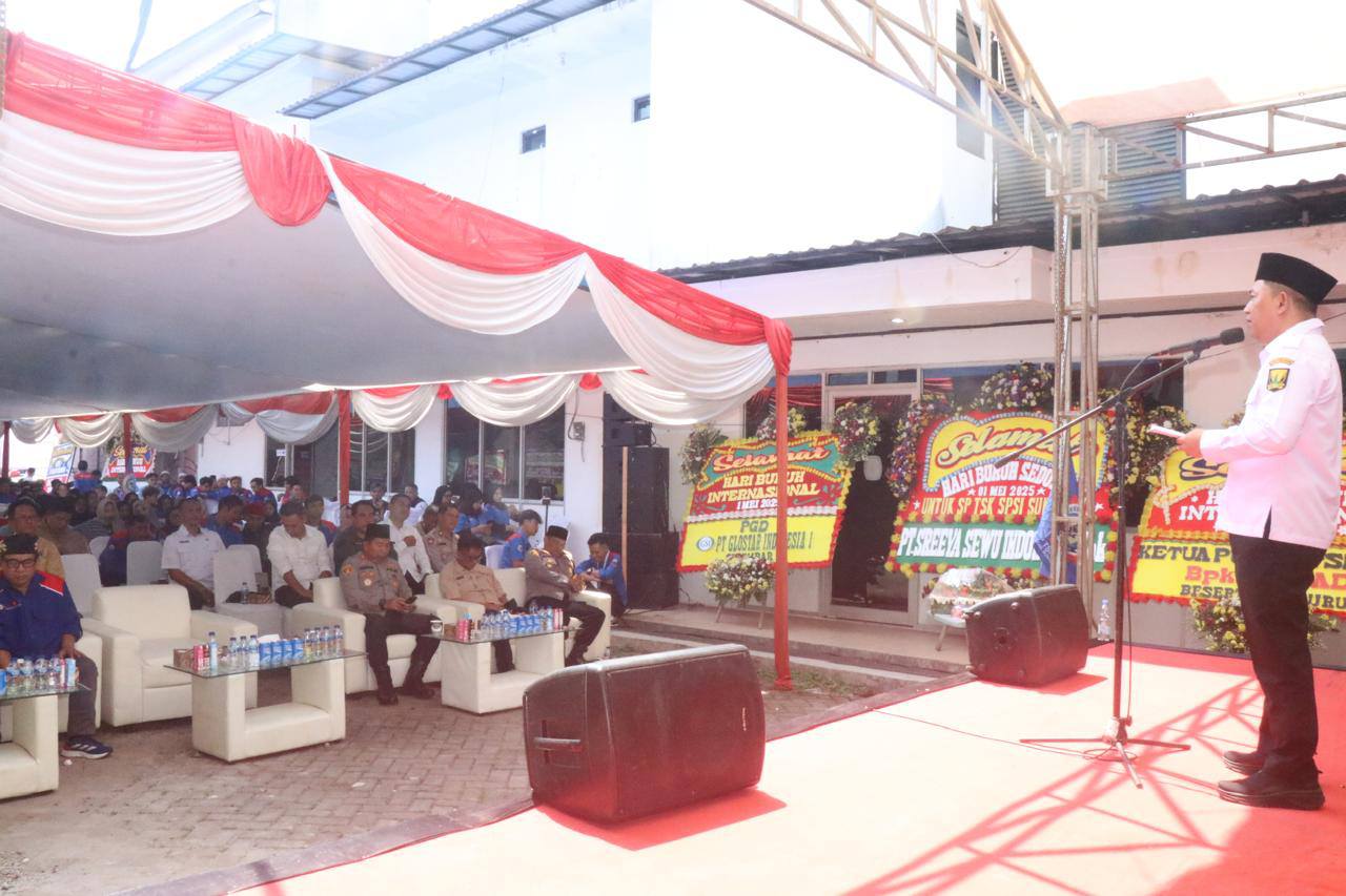 Wakil Bupati Sukabumi, Andreas , menghadiri doa bersama Mayday yang digelar oleh Serikat Pekerja Tekstil Sandang dan Kulit Serikat Pekerja Seluruh Indonesia (SP TSK SPSI) Kabupaten Sukabumi pada Rabu, 30 April 2025