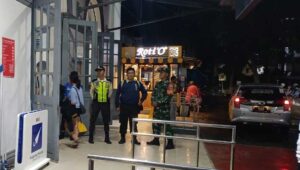 Arus Balik Idul Fitri di Stasiun Kota Sukabumi, Babinsa Cikole Melaksanakan Pengamanan
