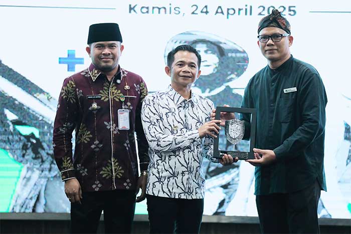 Bupati Purwakarta Om Zein Daftarkan BPJS Ketenagakerjaan untuk Ribuan Petani
