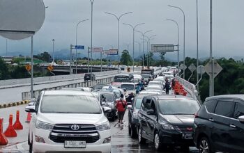 Kemacetan panjang kembali terjadi di pintu keluar Tol Parungkuda, Sukabumi, sejak pagi hari, Rabu (02/04/2025). Berdasarkan pantauan, antrean kendaraan pemudik