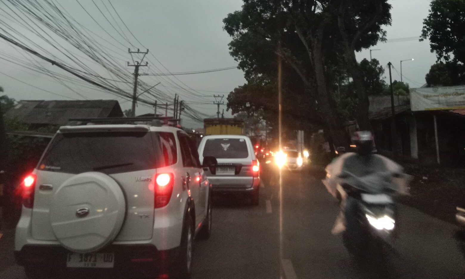 Jalur Utara Sukabumi kembali mengalami kemacetan parah pada akhir pekan, Sabtu (12/04/2025).
