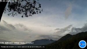 Aktivitas Kegempaan Gunung Gede Meningkat,  Keluarkan Asap Setinggi 100 Meter