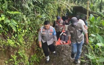DIEVAKUASI : Petugas gabungan saat mengevakuasi salah seorang wisatawan asal Banten di kawasan Situ Gunung Kecamatan Kadudampit, Kabupaten Sukabumi.(FOTO : UNTUK RADAR SUKABUMI )