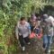 DIEVAKUASI : Petugas gabungan saat mengevakuasi salah seorang wisatawan asal Banten di kawasan Situ Gunung Kecamatan Kadudampit, Kabupaten Sukabumi.(FOTO : UNTUK RADAR SUKABUMI )