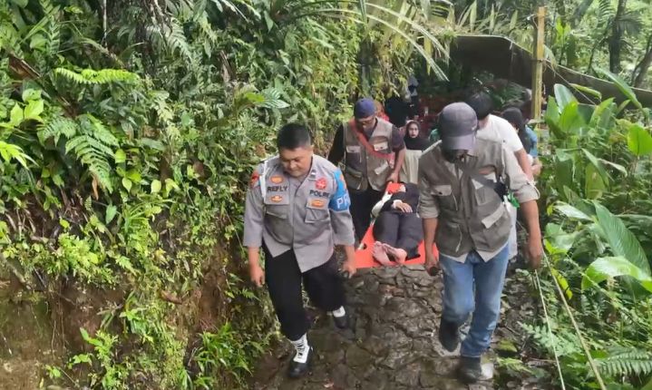 DIEVAKUASI : Petugas gabungan saat mengevakuasi salah seorang wisatawan asal Banten di kawasan Situ Gunung Kecamatan Kadudampit, Kabupaten Sukabumi.(FOTO : UNTUK RADAR SUKABUMI )