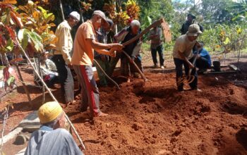 DIMAKAMKAN: Seorang Nenek di Kampung Bojong Lame, RT 03 RW 10, Desa Caringin Nunggal, Kecamatan Waluran Kabupaten Sukabumi saat dimakamkan usai terbakar.(FOTO : UNTUK/ RADARSUKABUMI)