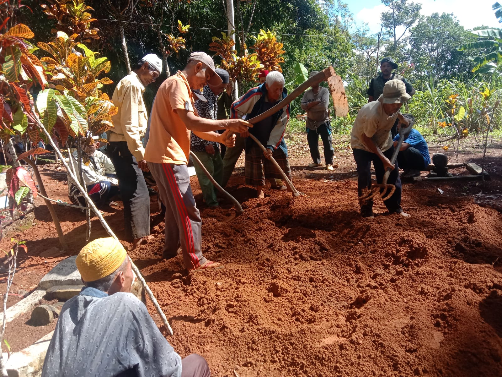 DIMAKAMKAN: Seorang Nenek di Kampung Bojong Lame, RT 03 RW 10, Desa Caringin Nunggal, Kecamatan Waluran Kabupaten Sukabumi saat dimakamkan usai terbakar.(FOTO : UNTUK/ RADARSUKABUMI)