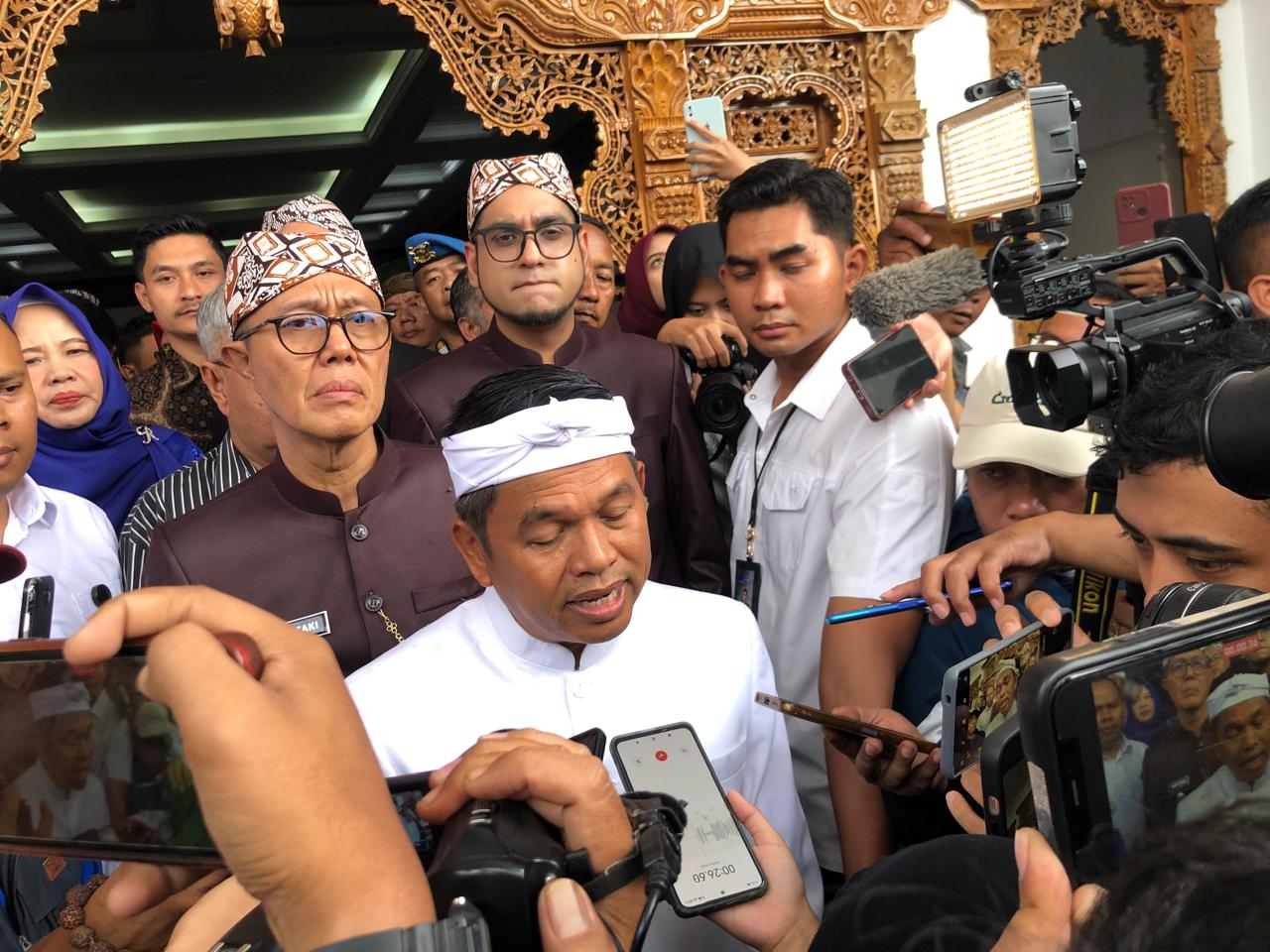 DIWAWANCARAI : Gubernur Jabar, Dedi Mulyadi saat diwawancarai Radar Sukabumi usai menghadiri Peringatan Hari Jadi ke 111 Kota Sukabumi tahun 2025 di Gedung DPRD Kota Sukabumi, tepatnya di Jalan Ir. H. Juanda, Nomor 6, Kota Sukabumi pada Kamis (10/04).(FOTO : DENDI/RADAR SUKABUMI)