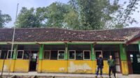 Potret Bangunan  SDN Gunungatu Kebonpedes Nyaris Roboh, Puluhan Terpaksa Belajar di Mushola