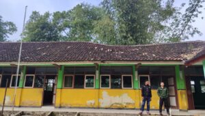 Potret Bangunan  SDN Gunungatu Kebonpedes Nyaris Roboh, Puluhan Terpaksa Belajar di Mushola