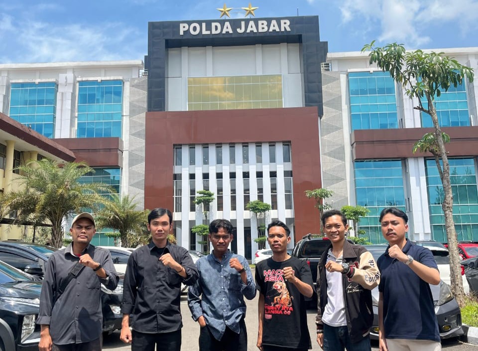 LAPORAN: Kelompok mahasiswa yang tergabung dalam Sukabumi melawan, melakukan aduan pelaporan kepada Polda Jawa Barat pada Senin (14/4/2025).