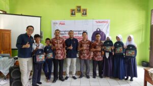 Telkomsel Sambungkan Senyuman, Bagikan 100 Tas Bagi Generasi Gemilang di SMP-SMA PGRI Bantargadung Sukabumi