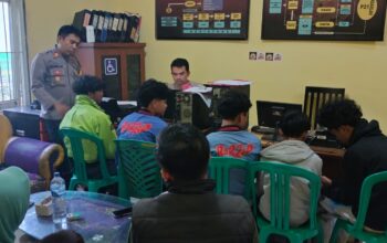 DIAMANKAN: Polsek Cibeureum Polres Sukabumi Kota mengamankan lima remaja yang diduga hendak melakukan aksi tawuran menggunakan senjata tajam, Rabu (23/4).(Foto: IST)