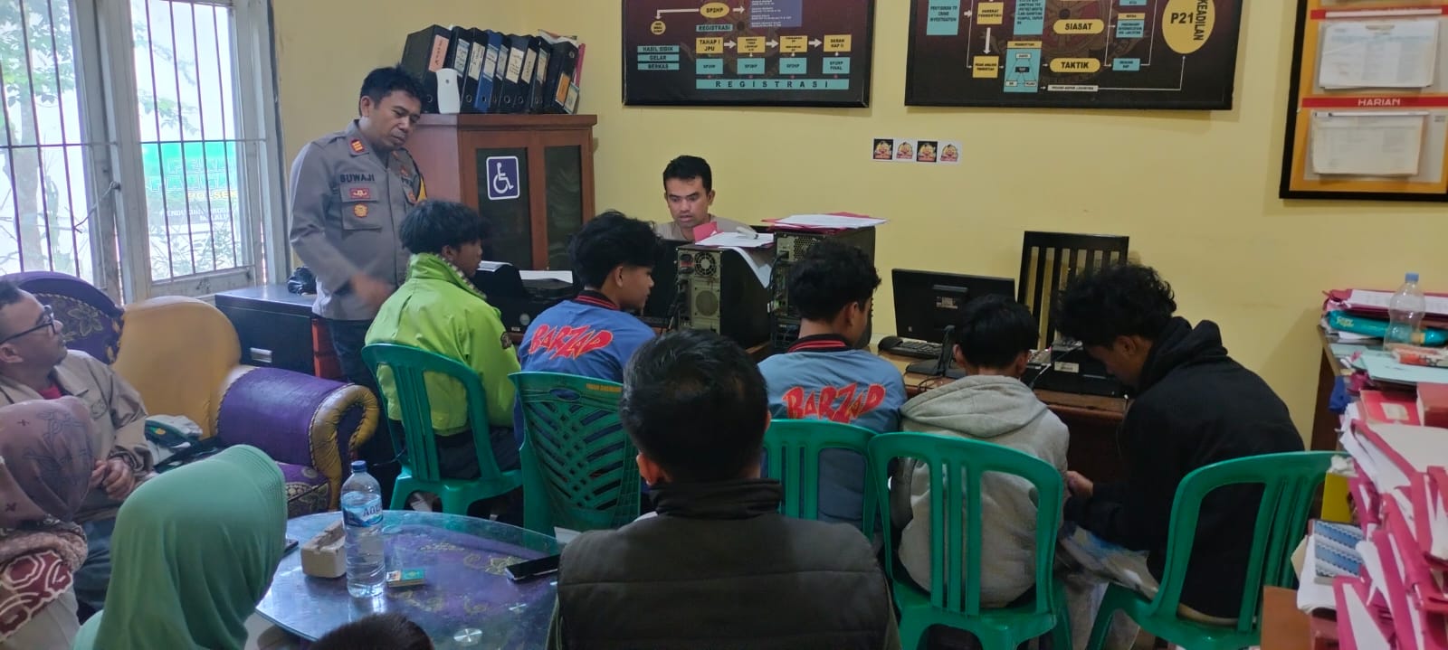 DIAMANKAN: Polsek Cibeureum Polres Sukabumi Kota mengamankan lima remaja yang diduga hendak melakukan aksi tawuran menggunakan senjata tajam, Rabu (23/4).(Foto: IST)
