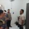 DIAMANKAN : Jajaran kepolisian saat mengamankan pelaku.(FOTO : UNTUK/ RADARSUKABUMI)
