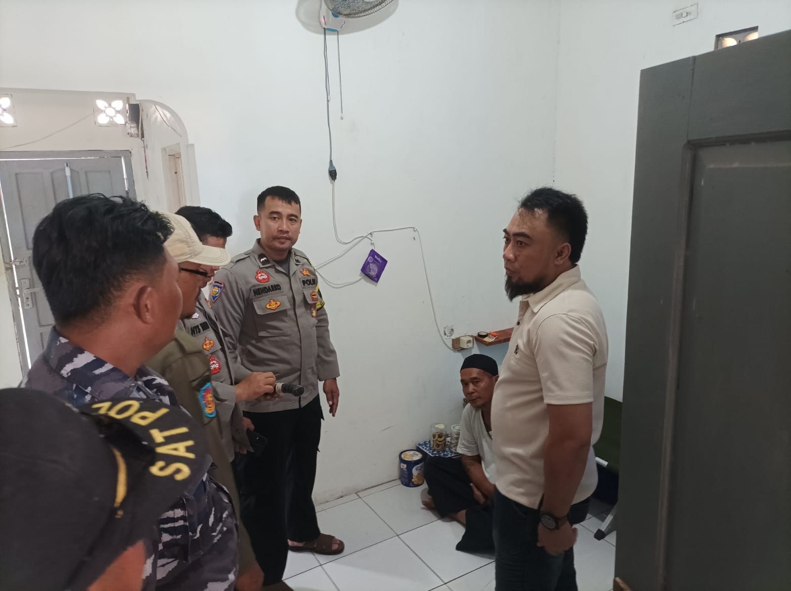 DIAMANKAN : Jajaran kepolisian saat mengamankan pelaku.(FOTO : UNTUK/ RADARSUKABUMI)