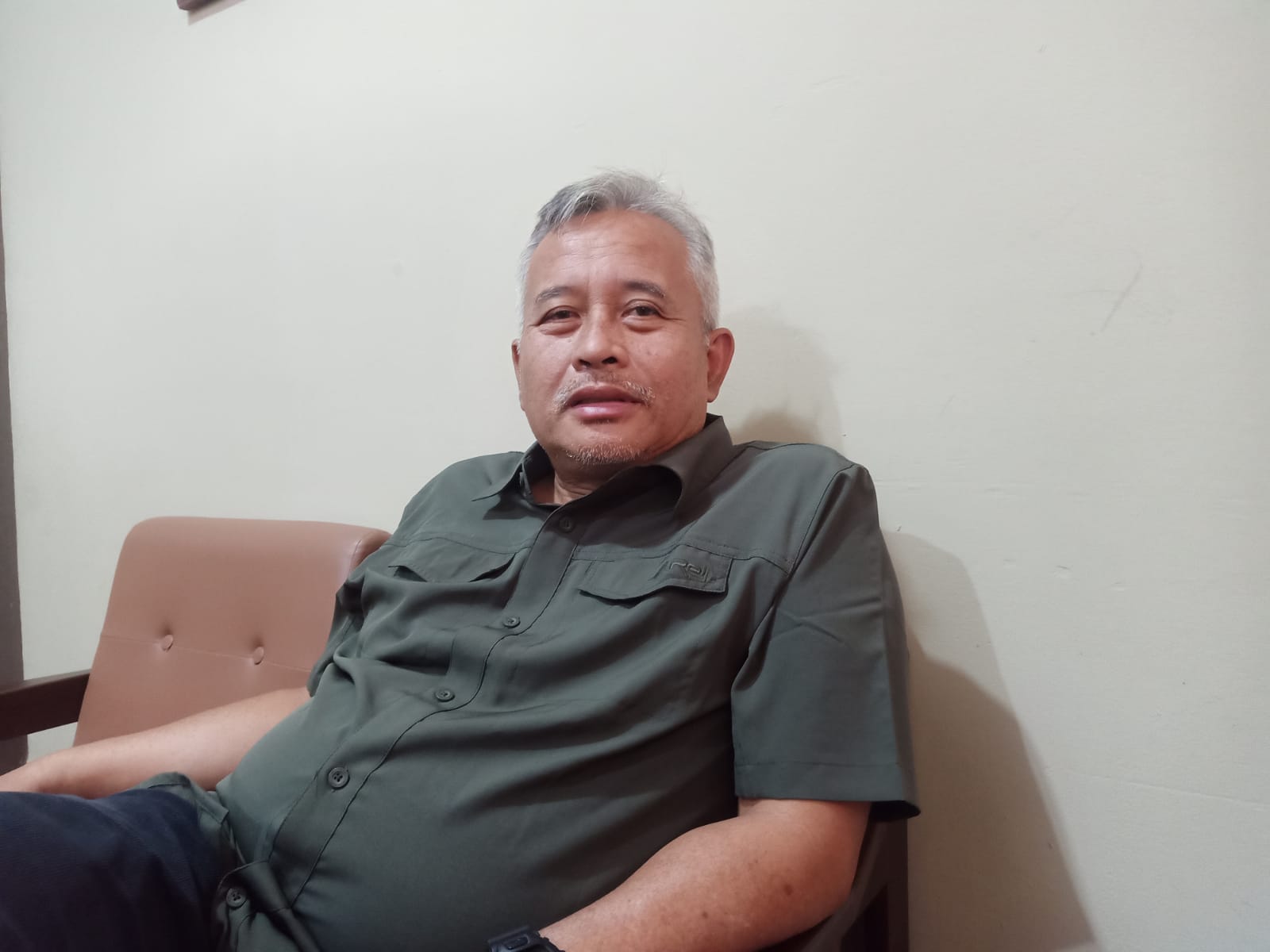 DIWAWANCARA: Kepala DLH Kota Sukabumi, Asep Irawan saat diwawancara di ruang kerjanya, Rabu (23/4).((Foto: BAMBANG/RADARSUKABUMI)