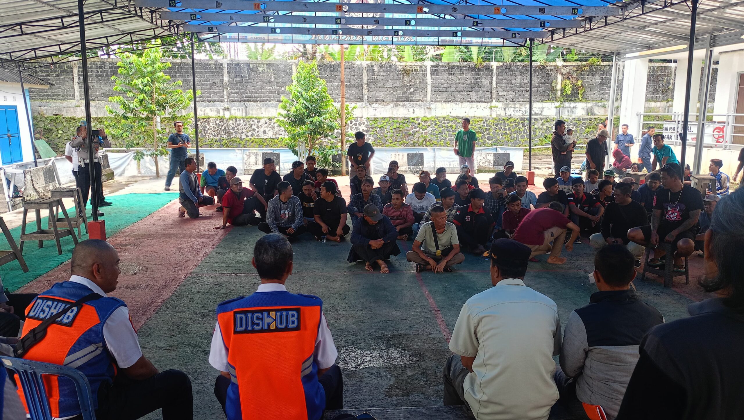 MUSYAWARAH: Dishub Kota Sukabumi saat melakukan musyawarah dengan KKU 03 Lembursitu di Terminal Lembursitu, Rabu (23/4). (Foto: BAMBANG/RADARSUKABUMI)