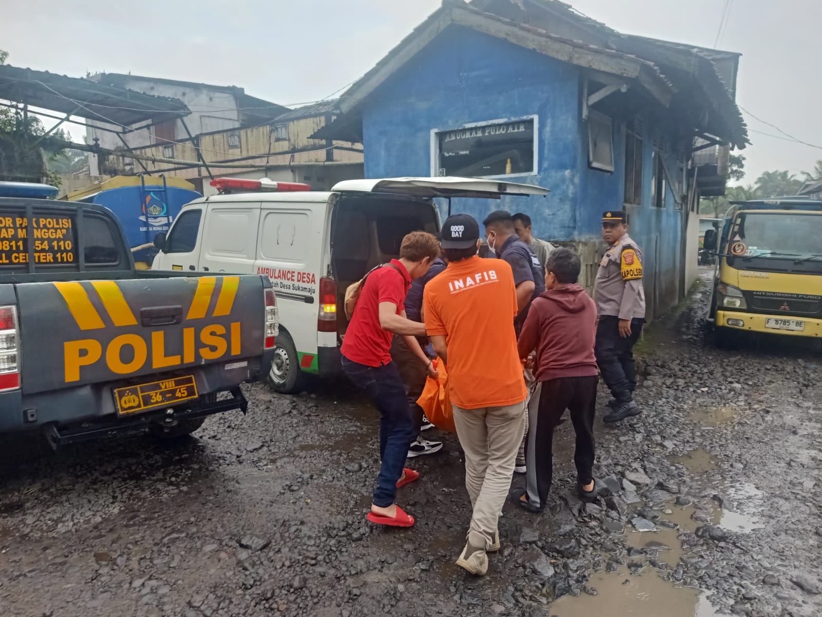 DIEVAKUASI : Petugas Kepolisian saat mengevakuasi jenazah Y (43) asal warga Kampung Cimpaeun, Kelurahan Cimpaeun, Kecamatan Tapos, Kota Depok yang ditemukan tewas di kontrakan, tepatnya di Kampung Pasekon Pulo Air, Desa Sukamaju, Kecamatan Sukalarang, Kabupaten Sukabumi pada Rabu (23/04) siang.(FOTO : UNTUK RADAR SUKABUMI)