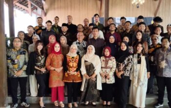 Dalam rangka menjalin silaturahmi pasca lebaran 1446 H. Dewan Pimpinan Cabang (DPC) Perhimpunan Advokat Indonesia (Peradi) Suara Advokat Indonesia (SAI) Sukabumi Raya menggelar Halal Bihalal di Rumah Makan Om Sinyo, Kota Sukabumi, Minggu (27/04/25).