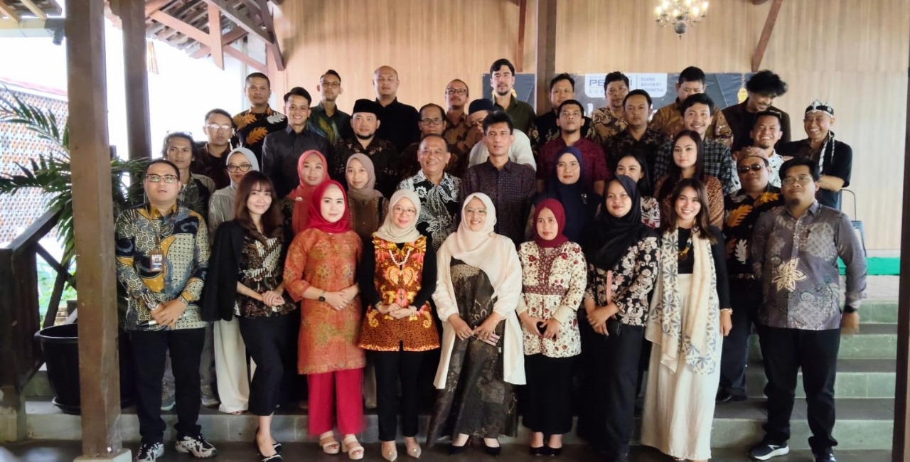 Dalam rangka menjalin silaturahmi pasca lebaran 1446 H. Dewan Pimpinan Cabang (DPC) Perhimpunan Advokat Indonesia (Peradi) Suara Advokat Indonesia (SAI) Sukabumi Raya menggelar Halal Bihalal di Rumah Makan Om Sinyo, Kota Sukabumi, Minggu (27/04/25).
