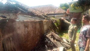 Korsleting Listrik, Rumah Ujang di Cikembar Gosong