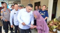 Wamen Ossy Serahkan 65 Sertipikat Elektronik Secara Door to Door di Kabupten Semarang