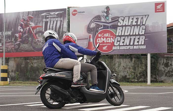 Tips Aman Ketika Duduk Berboncengan