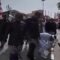 Dedi Mulyadi memungut sampah yang ia temukan di jalan dan memasukkannya langsung ke dalam saku celananya.