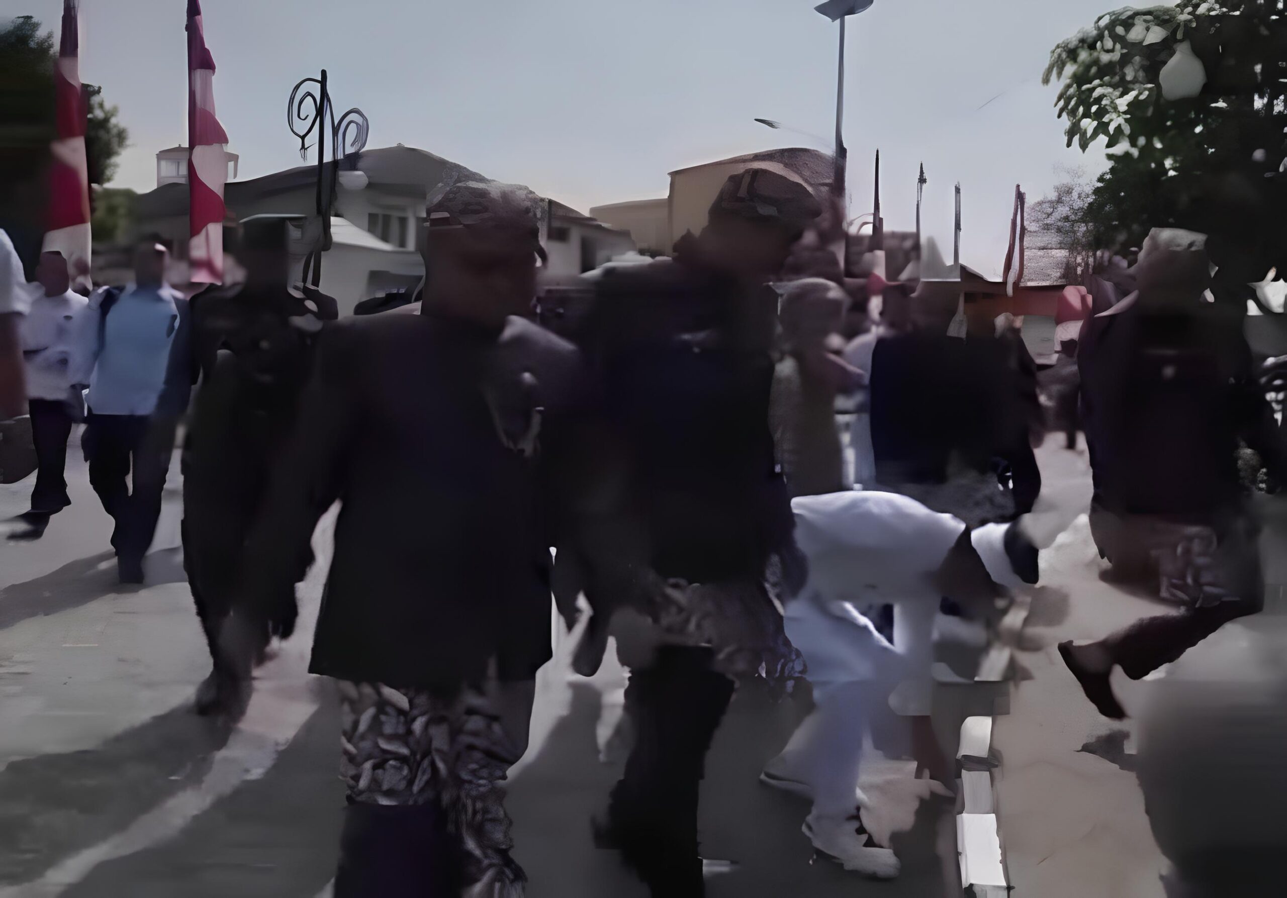 Dedi Mulyadi memungut sampah yang ia temukan di jalan dan memasukkannya langsung ke dalam saku celananya.